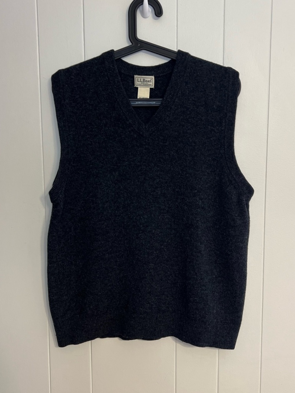 L.L.Bean 100% Lambswool V-neck sweater vest Size L - Picture 2 of 6